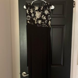CONNECTED APPAREL long dress size 4 P  in stunning black and silver